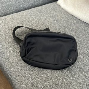 Lululemon black fanny pack